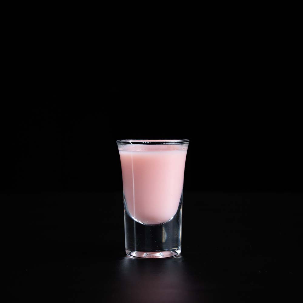 Jordbær shots mixet af en bartender