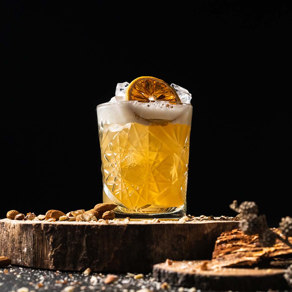 Amaretto Sour cocktail med mandler og whiskey