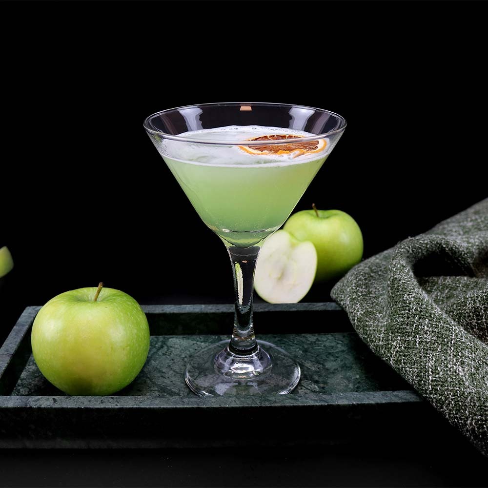 Apple Martini cocktail med leje af bartendere i baren.